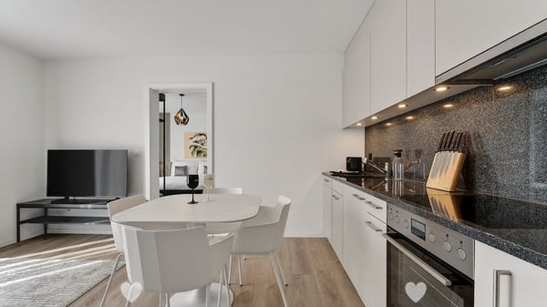 Moderne möblierte 2-Zimmer-Wohnung mit Service und Balkon in Biel 4