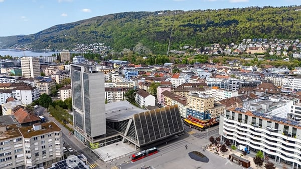 Eklusive möblierte 2.5-Zimmer Attika Wohnung mit Service und Terrasse in Biel 2