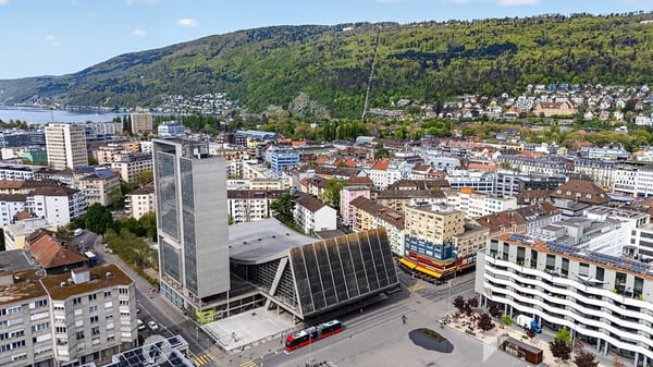 Eklusive möblierte 2.5-Zimmer Attika Wohnung mit Service und Terrasse in Biel 2