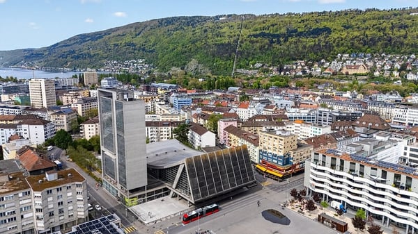 Eklusive möblierte 2.5-Zimmer Attika Wohnung mit Service und Terrasse in Biel 2