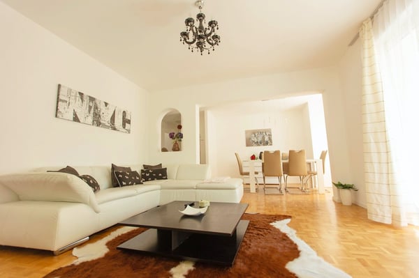 Möblierte 4-Zimmer-Wohnung mit Service und Balkon - Stadtzentrum Zürich 1