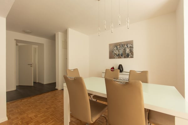 Möblierte 4-Zimmer-Wohnung mit Service und Balkon - Stadtzentrum Zürich 9