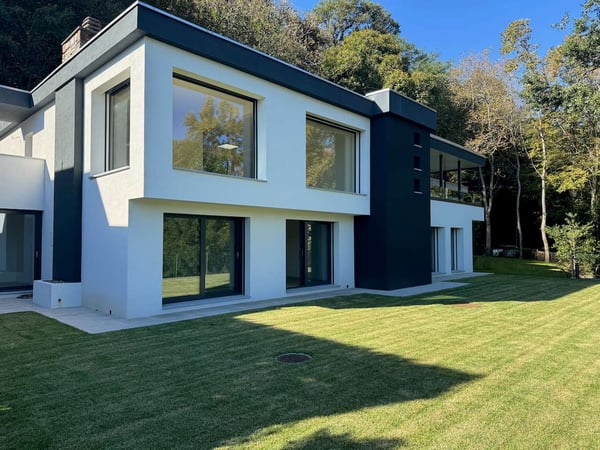 Moderne Villa inmitten von Grün 1