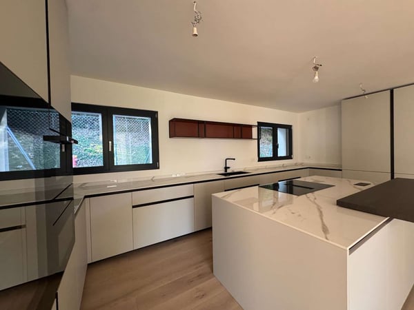 Moderne Villa inmitten von Grün 5