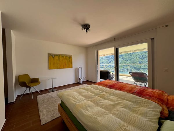 Attico panoramico con ampia terrazza e vista lago 9