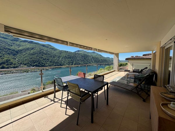 Attico panoramico con ampia terrazza e vista lago 5