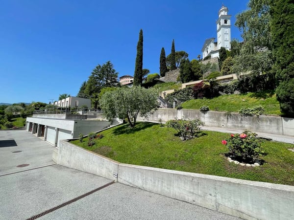 Attico panoramico con ampia terrazza e vista lago 13