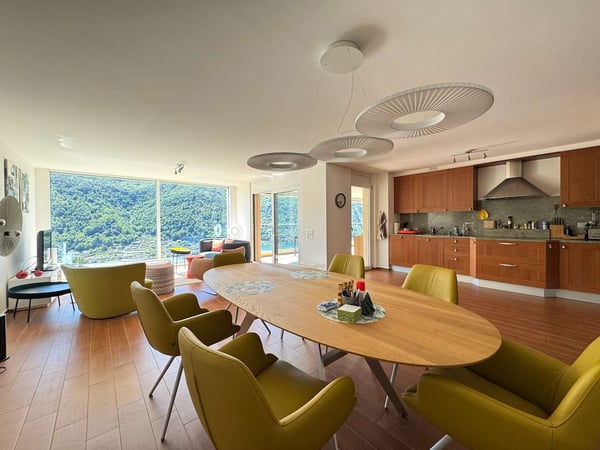 Attico panoramico con ampia terrazza e vista lago 3