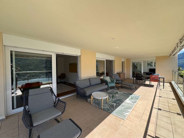 Attico panoramico con ampia terrazza e vista lago 6