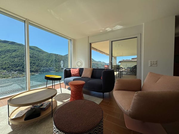 Attico panoramico con ampia terrazza e vista lago 12