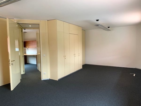 Ufficio ca. 220 m² in stabile rappresentativo con posteggi 8