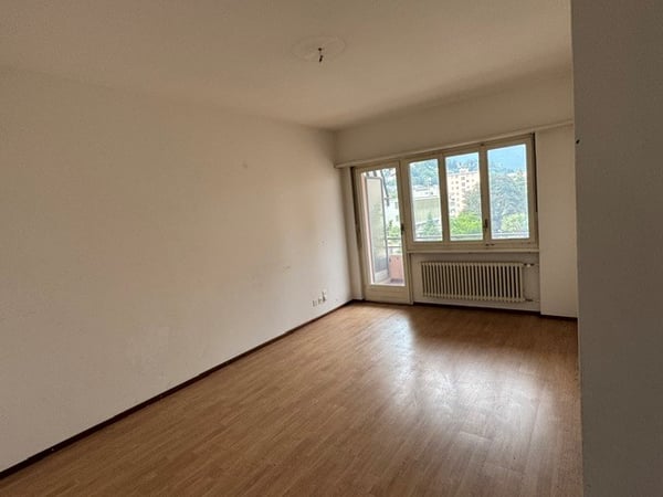 3.5 locali con vista aperta sulla città e montagne e due posti auto 13
