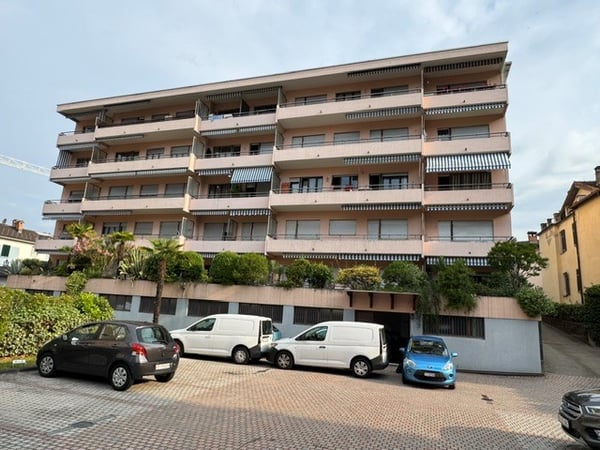 3.5 locali con vista aperta sulla città e montagne e due posti auto 4
