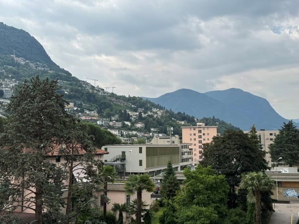 3.5 locali con vista aperta sulla città e montagne e due posti auto 1