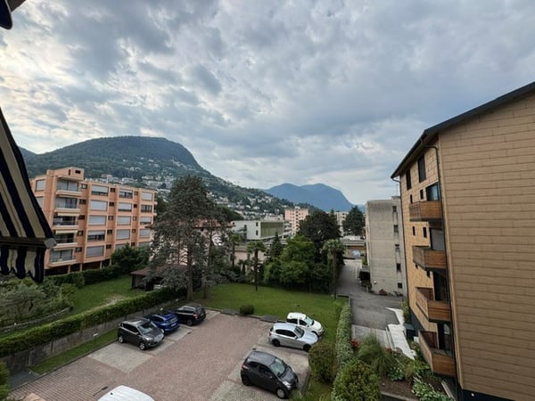 3.5 locali con vista aperta sulla città e montagne e due posti auto 3