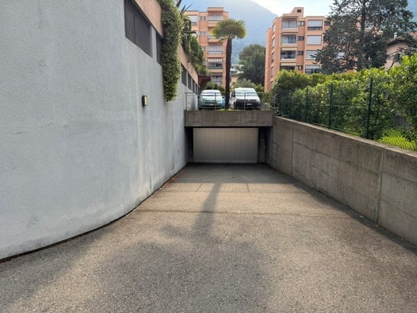 3.5 locali con vista aperta sulla città e montagne e due posti auto 20
