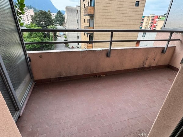 3.5 locali con vista aperta sulla città e montagne e due posti auto 14