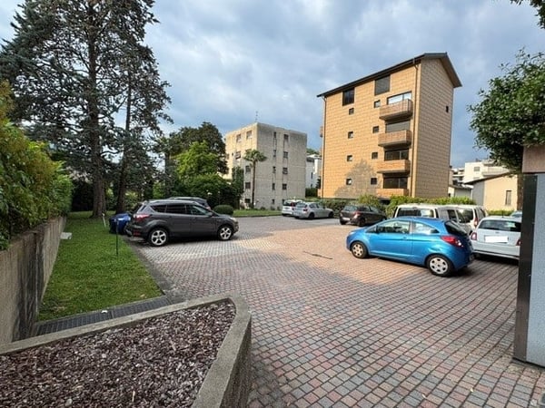 3.5 locali con vista aperta sulla città e montagne e due posti auto 7