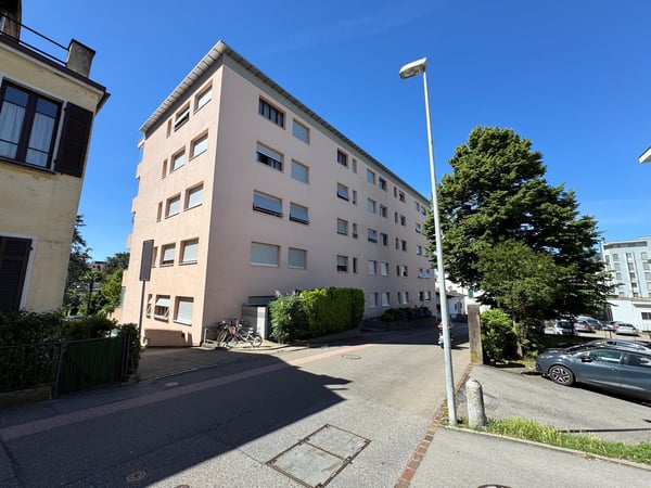 3.5 locali con vista aperta sulla città e montagne e due posti auto 6