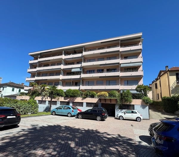 3.5 locali con vista aperta sulla città e montagne e due posti auto 5