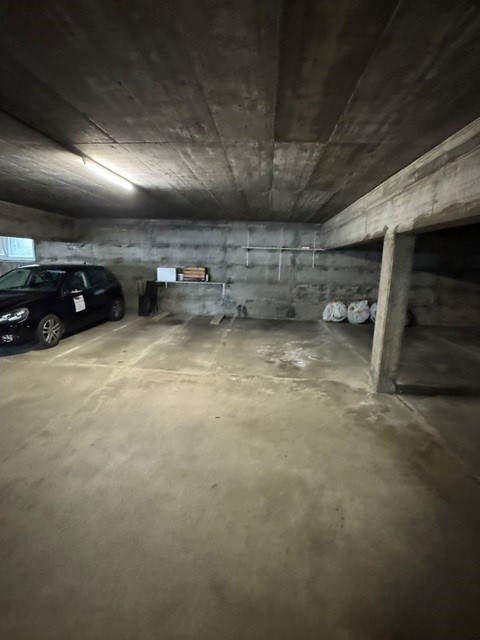 3.5 locali con vista aperta sulla città e montagne e due posti auto 22