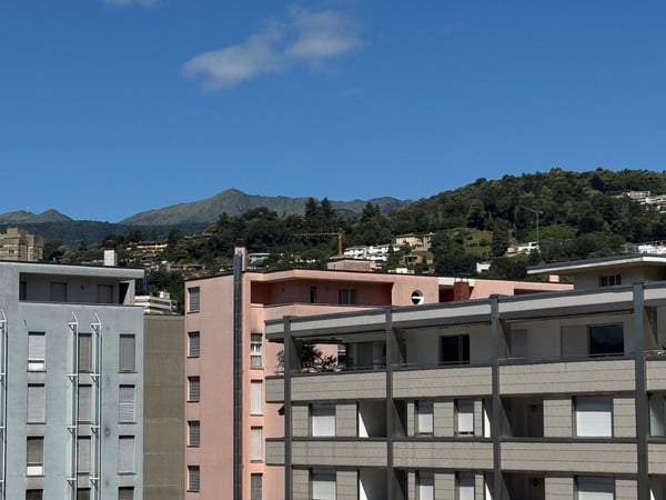 3.5 locali con vista aperta sulla città e montagne e due posti auto 4