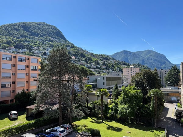 3.5 locali con vista aperta sulla città e montagne e due posti auto 1