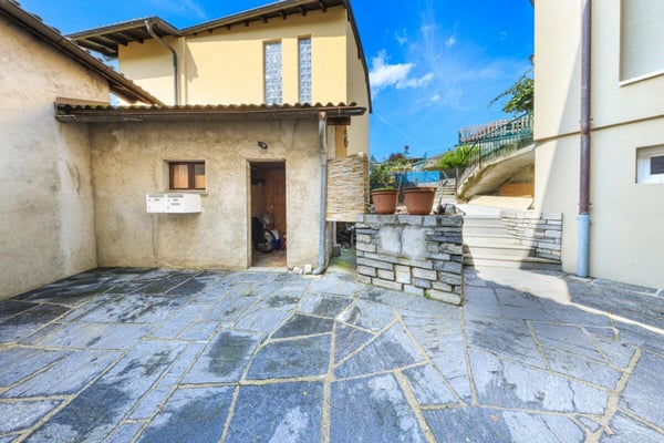 PIANEZZO - Suggestiva casa bifamiliare di nucleo 13