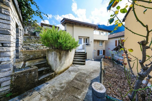 PIANEZZO - Suggestiva casa bifamiliare di nucleo 2