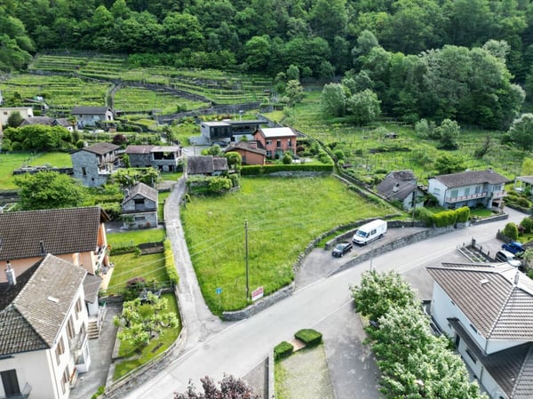 MAGGIA - Grande terreno edificabile in posizione centrale e soleggiata 4
