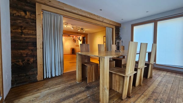 Zu verkaufen interessantes Wohnhaus, bestehend aus zwei Wohnungen mit Atelier und Wintergarten. 6