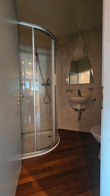 Zu verkaufen interessantes Wohnhaus, bestehend aus zwei Wohnungen mit Atelier und Wintergarten. 14