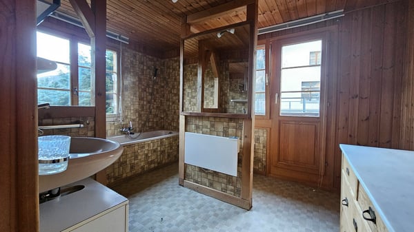 Zu verkaufen interessantes Wohnhaus, bestehend aus zwei Wohnungen mit Atelier und Wintergarten. 13