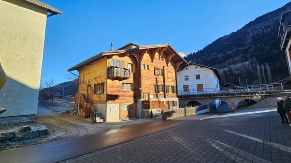 Zu verkaufen interessantes Wohnhaus, bestehend aus zwei Wohnungen mit Atelier und Wintergarten. 1