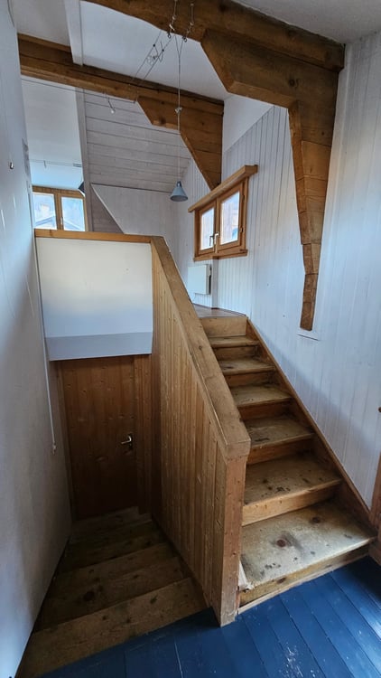 Zu verkaufen interessantes Wohnhaus, bestehend aus zwei Wohnungen mit Atelier und Wintergarten. 4