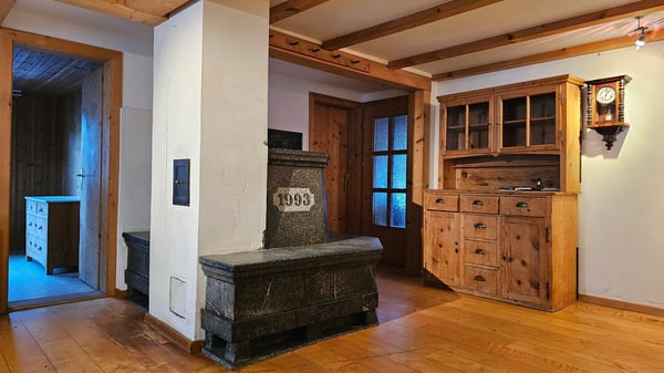 Zu verkaufen interessantes Wohnhaus, bestehend aus zwei Wohnungen mit Atelier und Wintergarten. 8