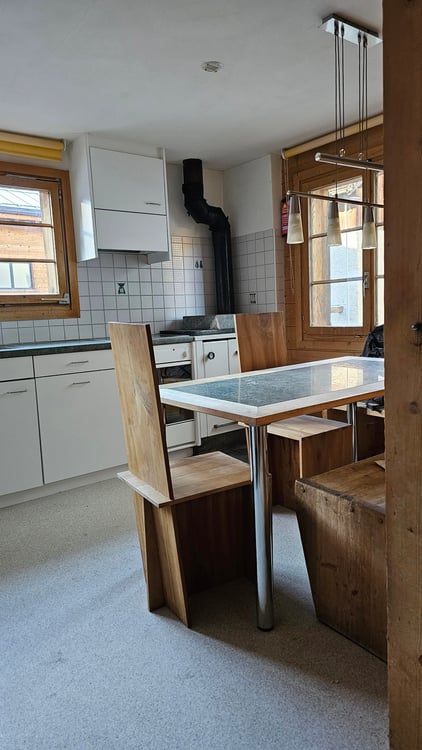 Zu verkaufen interessantes Wohnhaus, bestehend aus zwei Wohnungen mit Atelier und Wintergarten. 9