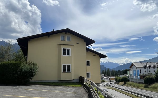 Charmante 3.5-Zimmerwohnung mit Balkon und Garagenbox in Laax 2