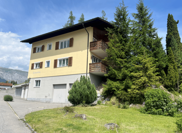Charmante 3.5-Zimmerwohnung mit Balkon und Garagenbox in Laax 1