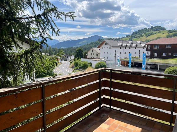 Charmante 3.5-Zimmerwohnung mit Balkon und Garagenbox in Laax 3