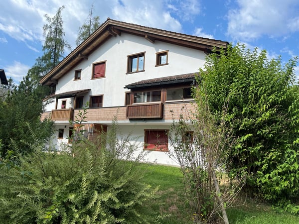 Charmante Doppelhaushälfte mit Studio in Laax