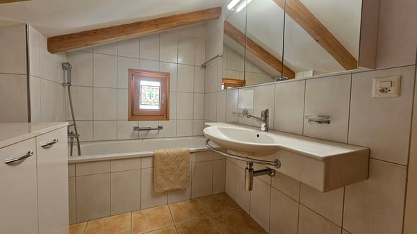Charmante 2.5-Zimmer-Dachwohnung in Trun 6
