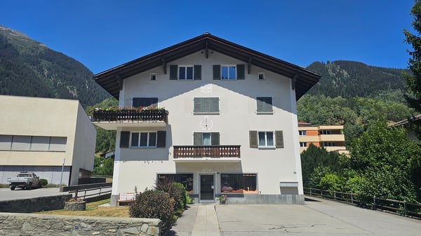 Charmante 2.5-Zimmer-Dachwohnung in Trun 1