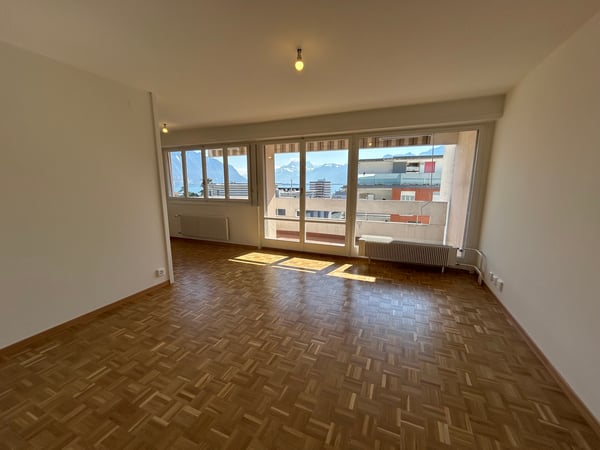 Appartement rénové de 3.5 pièces avec vue sur le lac, 6ème étage, env. 60 m2 2