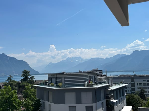 Appartement rénové de 3.5 pièces avec vue sur le lac, 6ème étage, env. 76 m2 3