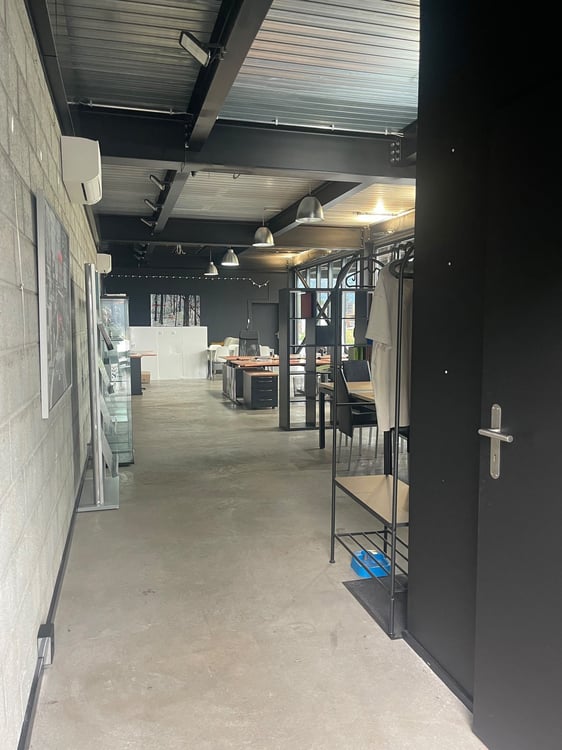 Surface commerciale d'env. 104 m2, de plain pied avec grande vitrine 8