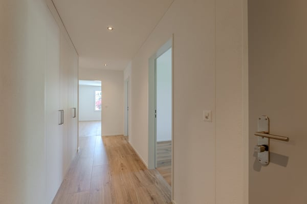 Neuwertige Wohnung mit ansehnlichen Flächen 13