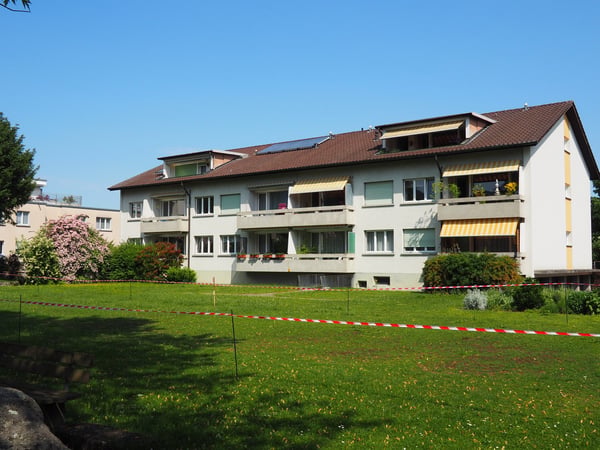 Sanierte 4.5-Zimmer-Wohnung im Hochparterre mit Balkon in Thun 1