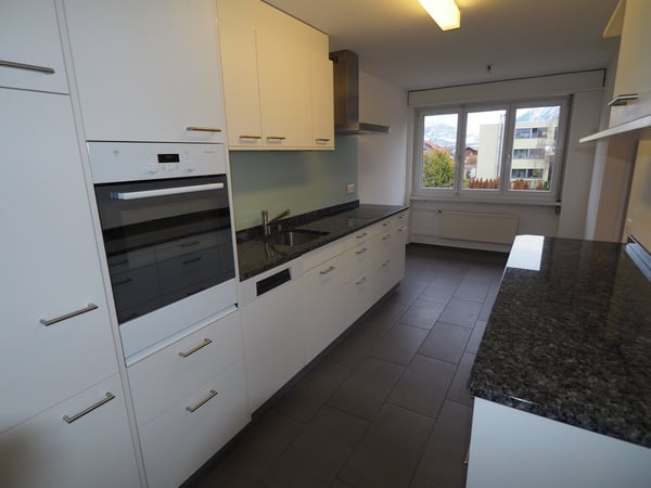 Sanierte 4.5-Zimmer-Wohnung im Hochparterre mit Balkon in Thun 2