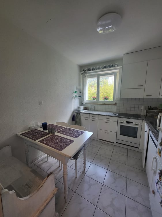 Moderne 2-Zimmer-Wohnung mit Balkon und Seenähe in Hünibach 2